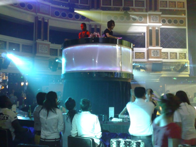 酒吧升降舞臺
