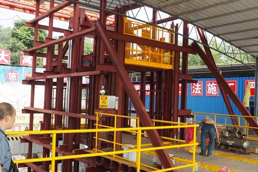 如何調整施工升降機運行速度？