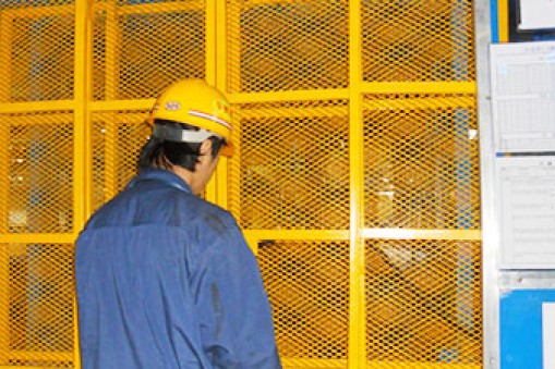 電動升降機高空作業時要帶哪些安全防護設備？