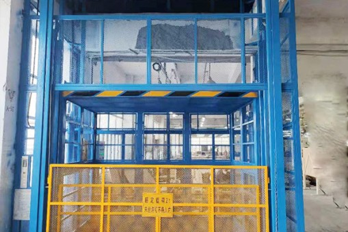 如何判斷升降機的液壓油是否到達標準油位？