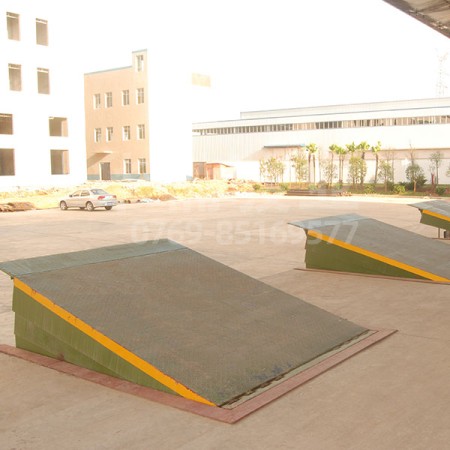 倉庫液壓登車橋案例-華楠駿業